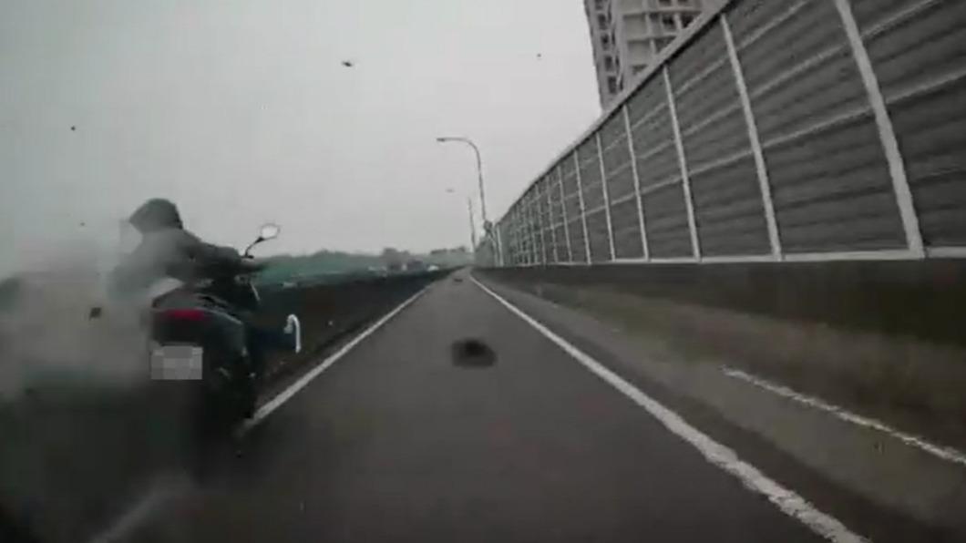余男超車不慎。(圖/翻攝自重機車友 ❘ 各區路況、天氣回報中心)