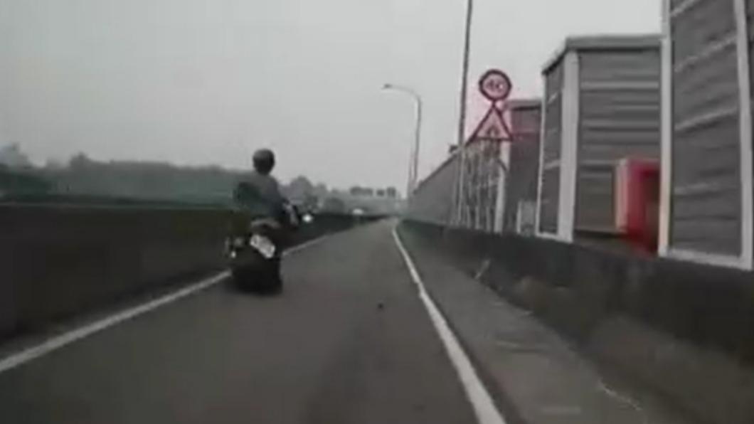 龍頭大偏移。(圖/翻攝自重機車友 ❘ 各區路況、天氣回報中心)