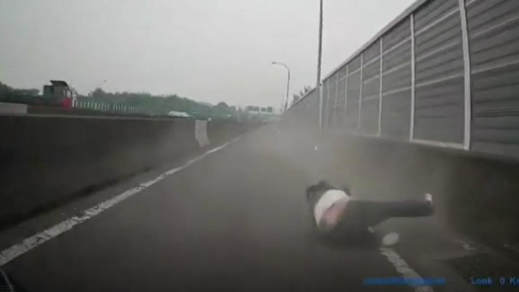 後方騎士急煞閃避。(圖/翻攝自重機車友 ❘ 各區路況、天氣回報中心)