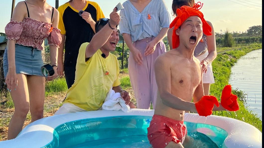 浩子只剩小褲栽進水池 露2點遭旁人壓頭入水洩憤