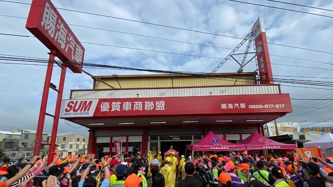 網友逗趣表示,媽祖很喜歡停駕車廠賞車。(圖/翻攝自白沙屯拱天宮臉書)