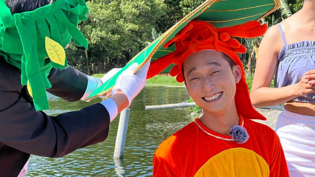 浩子搭配節目內容，被迫穿上造型服裝當一隻泰國蝦。（圖／民視提供）
