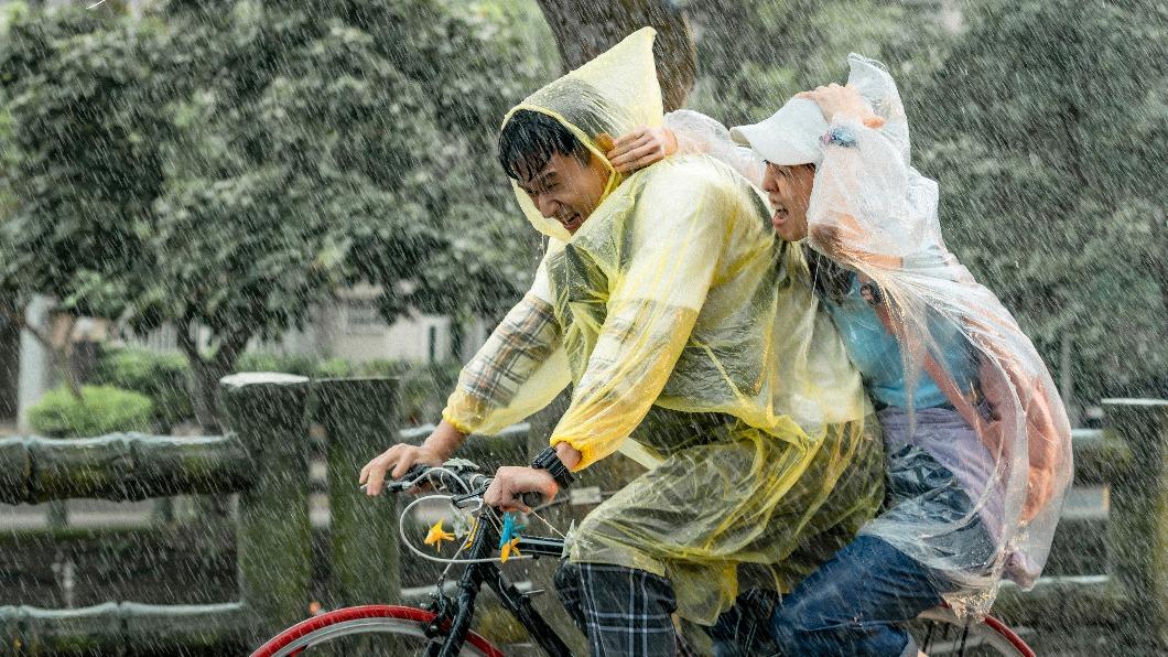 羚羊CP又合體!陳庭妮甜蜜為劉冠廷剪髮 自認對愛情龜毛