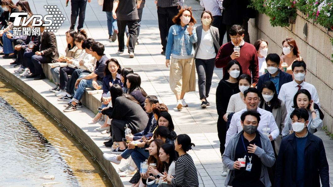 不少人在戶外脫下口罩。(圖/達志影像路透社)