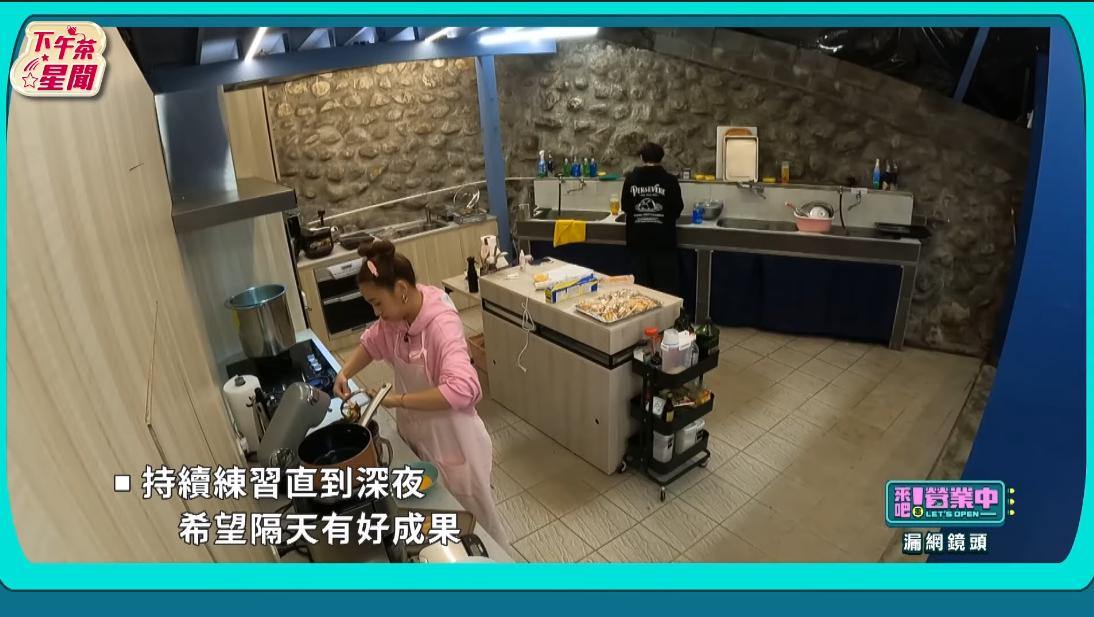 鬼鬼練泡芙一絲不苟,持續練到深夜。(圖/翻攝《來吧!營業中》YT片段)