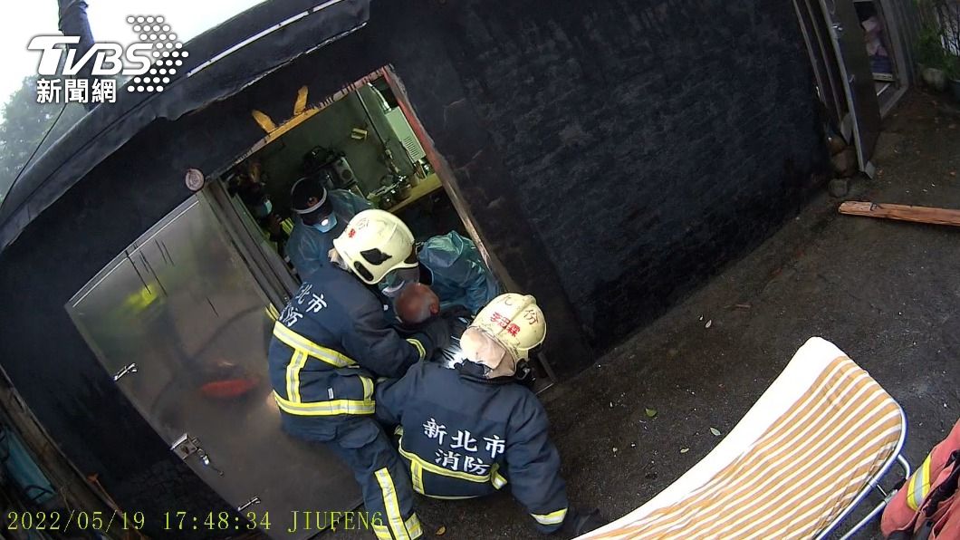 3天前才將50萬養老金送人! 九份阿北失足跌進水槽獲救