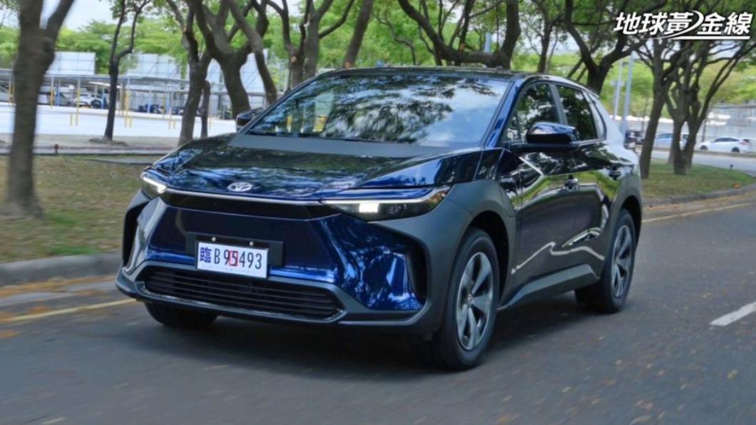 受惠於電動車低重心配置,bZ4X具備出色操控穩定性。(圖/地球黃金線)