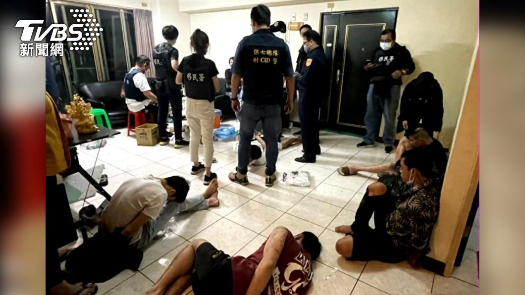 警方攻堅起獲山老鼠集團。(圖/TVBS)