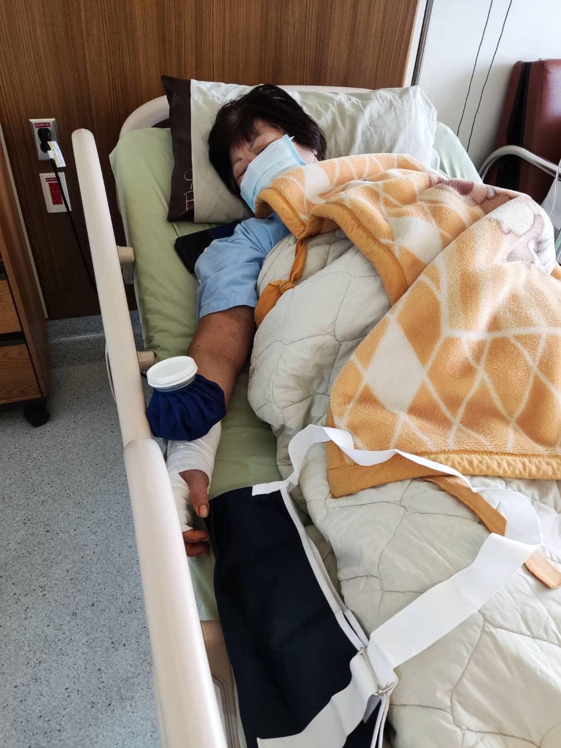 賴慧如的阿嬤之前跌到，右手粉碎性骨折緊急開刀。（圖／翻攝自賴慧如臉書）