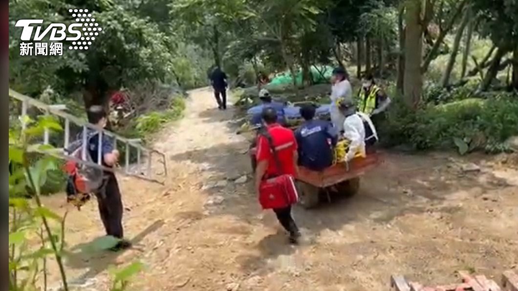 農用三輪車接駁到救護車上。(圖/TVBS)
