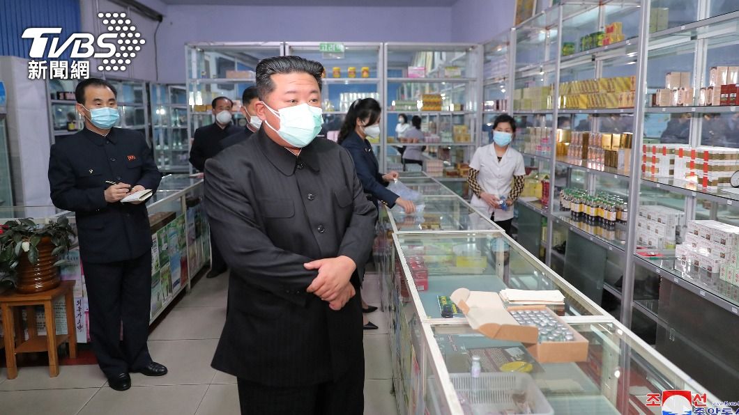 金正恩戴口罩巡視藥局。(圖/達志影像路透社)