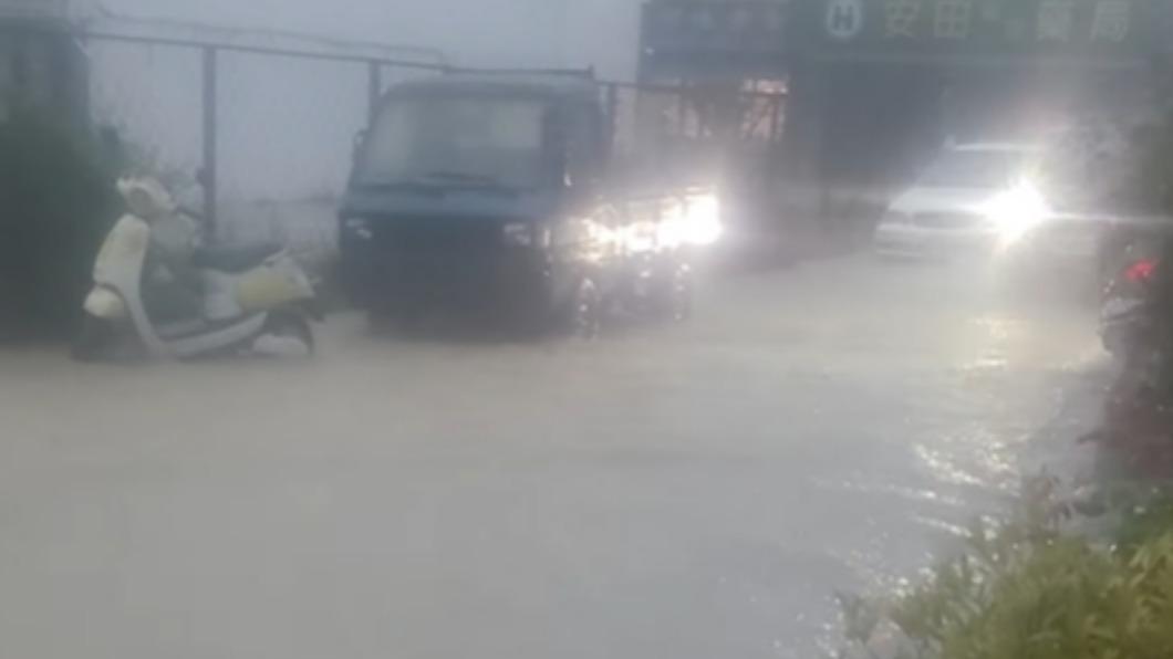 恆春今晨降暴雨。(圖/翻攝自恆春半島公共事務討論社團)