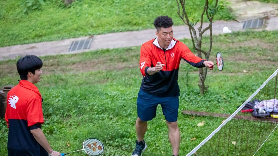 郭泓志在節目中陪夥伴們打羽球運動。（圖／好看娛樂提供）