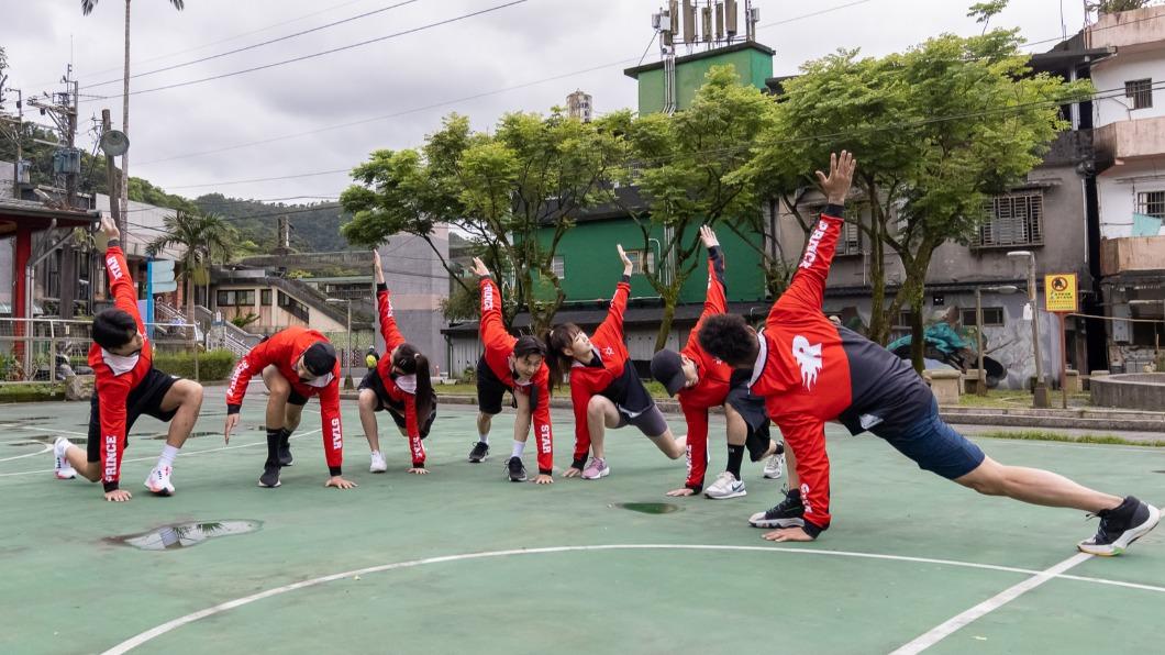 郭泓志在運動之前，帶領眾人們暖身。（圖／好看娛樂提供）