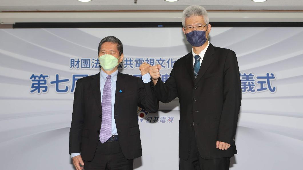 文化部長李永得（左）與公視第七屆董事長胡元輝在典禮上互相擊拳表示友好。（圖／公視提供）