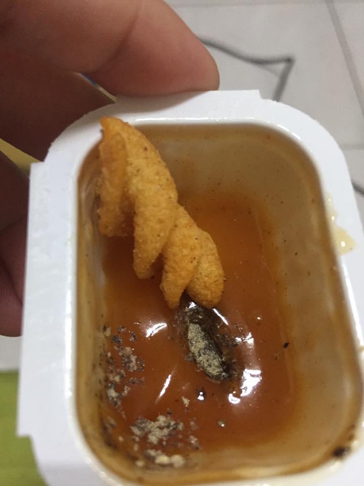 網友發現「麥當勞糖醋醬+麥當勞胡椒粉+可樂果」超好吃。（圖／翻攝自「爆廢公社」）