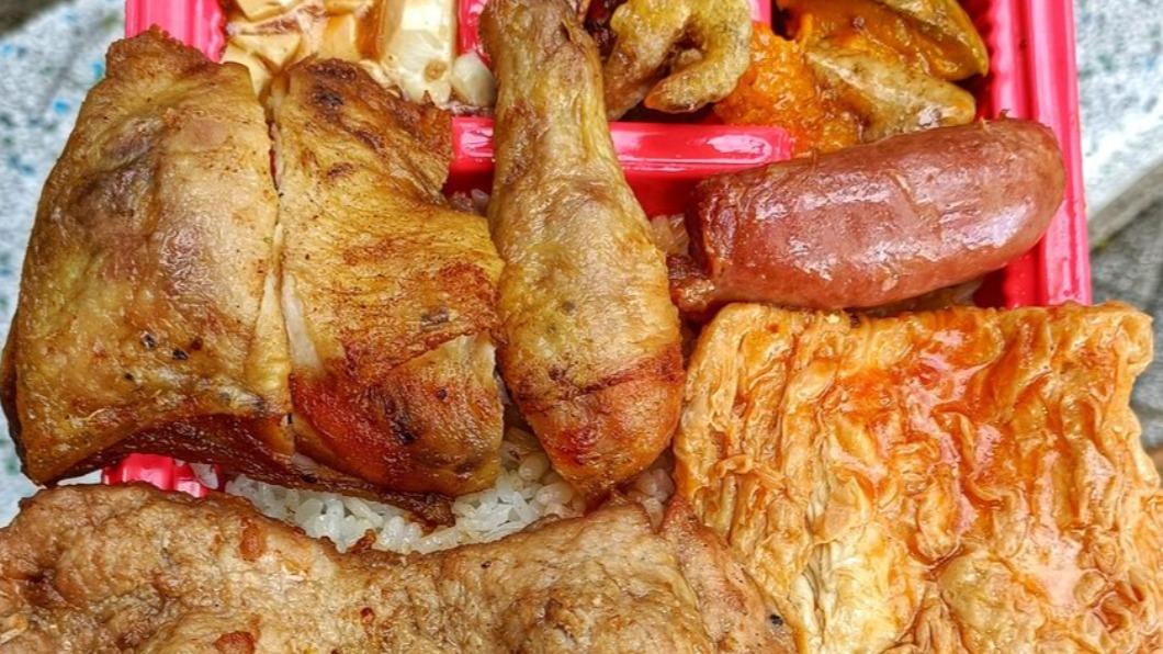 網友分享超澎湃便當。（圖／翻攝自爆廢公社）