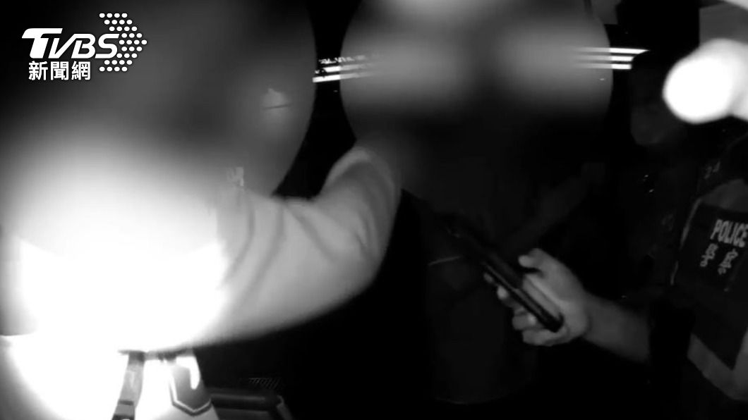 警方到場男子仍持續咆哮。(圖/TVBS)