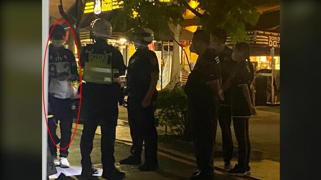 保全報警,警方到場。(圖/翻攝自爆料公社)