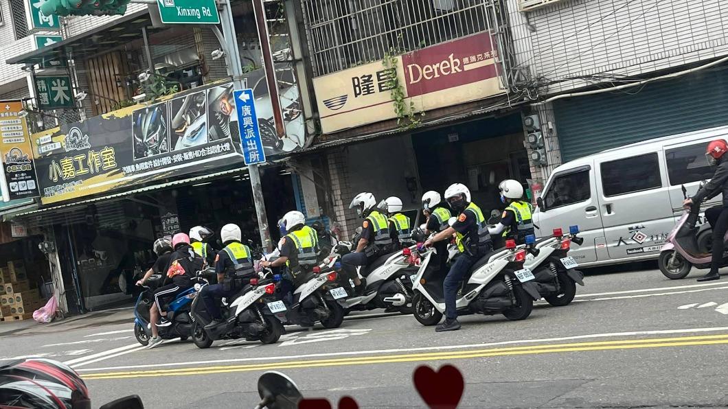 總統級待遇？騎士停紅燈「警車包圍護駕」　全場笑：很安全