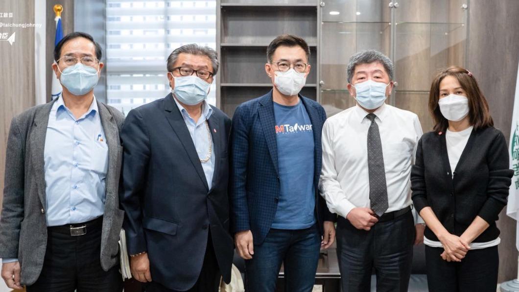 眾人籲請陳時中將偏鄉列進「快篩陽=確診」對象。（圖／翻攝自江啟臣臉書）