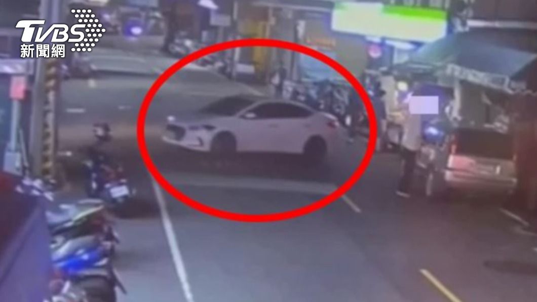 男子拒絕警方盤查，在路中危險倒車逃跑。（圖／TVBS）