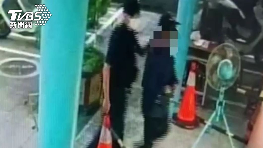 男子遭警方逮捕。（圖／TVBS）