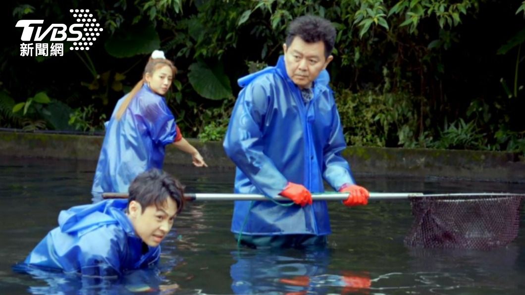 庹宗康(右)帶著顏佑庭與吳映潔尋找指定食材。(圖/TVBS)