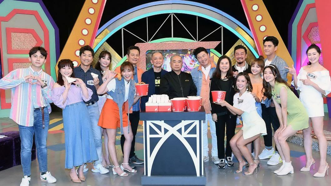 眾星齊聚慶祝《天才衝衝衝》16歲生日。(圖/華視提供)