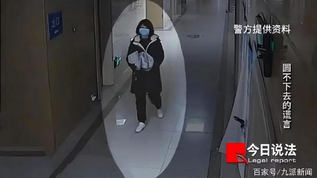 醫院監視器當時拍下女子偷走女嬰的過程。(圖/翻攝自杭州網)