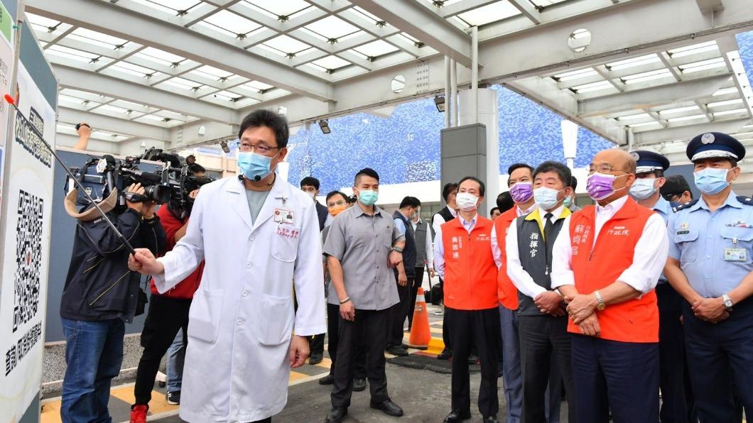 行政院長蘇貞昌與衛福部長陳時中等人,今早視察松機篩檢站。(圖/行政院提供)