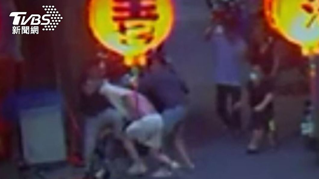 三人大打出手。（圖／TVBS）