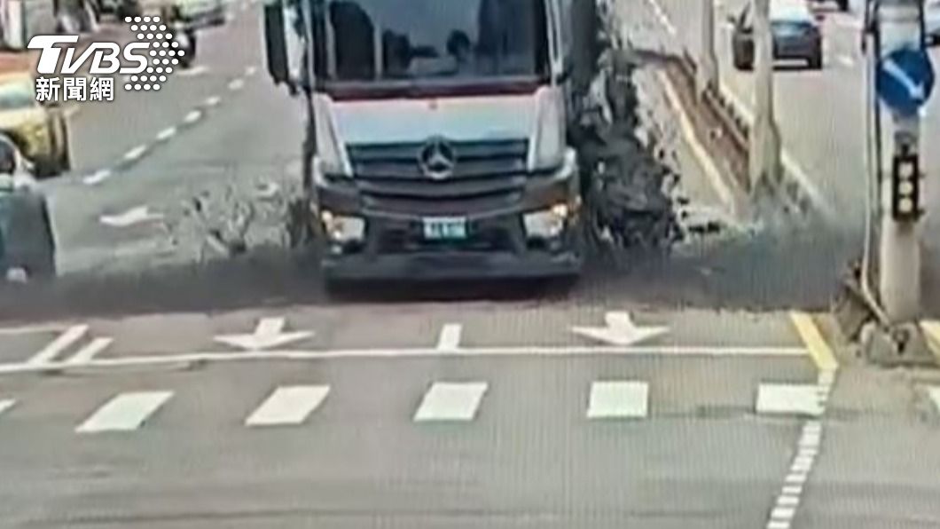 東區商圈都是泥!砂石車急煞「滿滿水泥洩出」駕駛臉綠了