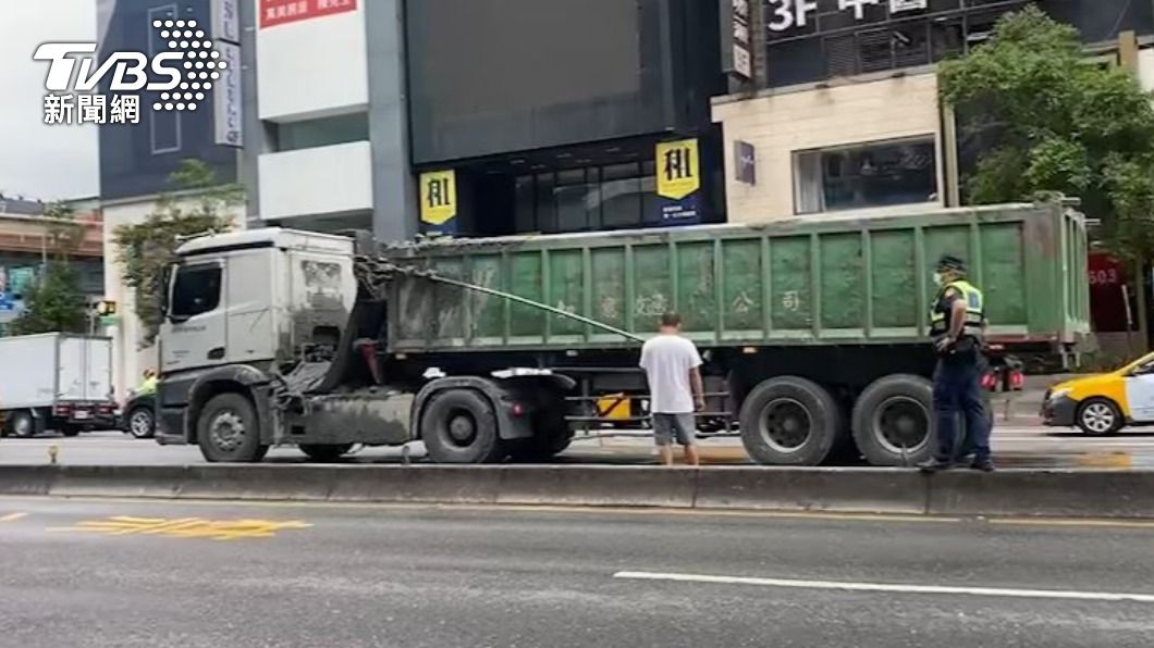 警方到場協助處理。（圖／TVBS）