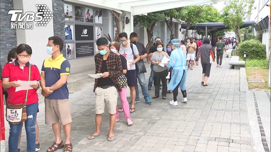 快篩陽驗PCR誤排接種站 打疫苗人潮嚇壞:這也搞錯?