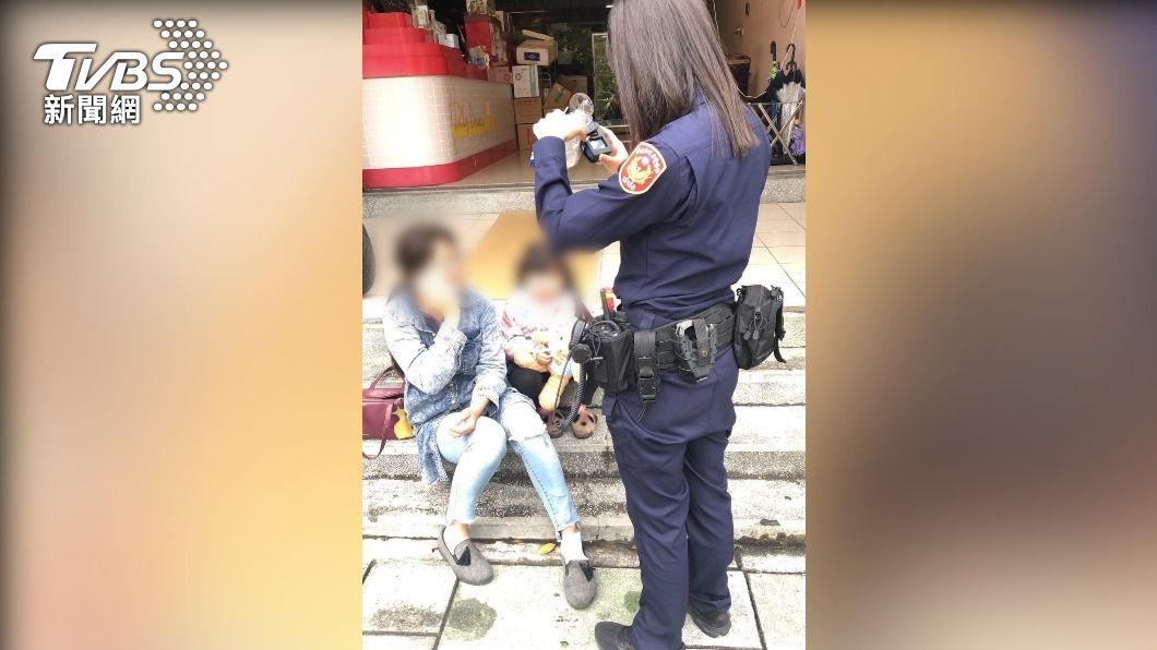 女童拿著小熊玩偶後就不再哭泣。(圖/TVBS)