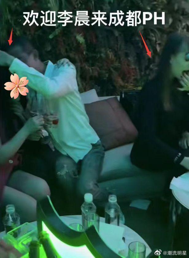  當天許多男女互動曖昧，李晨則多半在打撞球。（圖／翻攝自潮流明星微博）