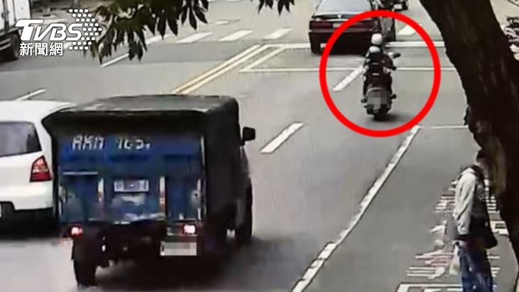 小貨車變換車道未注意車前狀況,擦撞女騎士。(圖/TVBS)