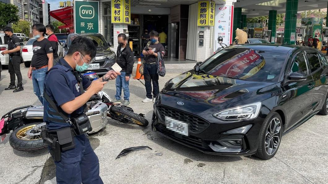 轎車剛加完油準備離開就遭撞。（圖／翻攝自重機車友各區路況天氣回報中心 臉書）