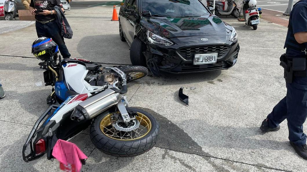 紅牌重機、轎車皆有車損。（圖／翻攝自重機車友各區路況天氣回報中心 臉書）