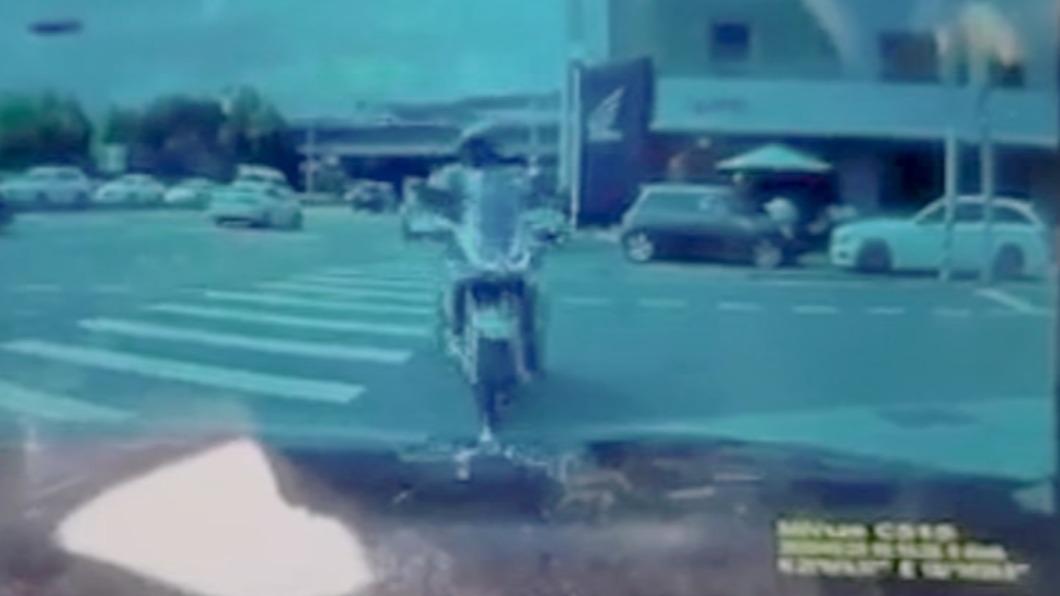 騎士疑似操作不當。（圖／翻攝自重機車友各區路況天氣回報中心 臉書）
