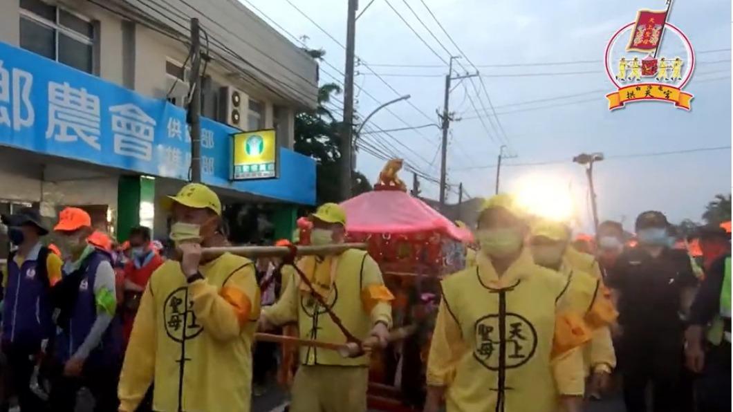 萬人空巷!「粉紅超跑」跨越濁水溪抵雲林 明早進朝天宮