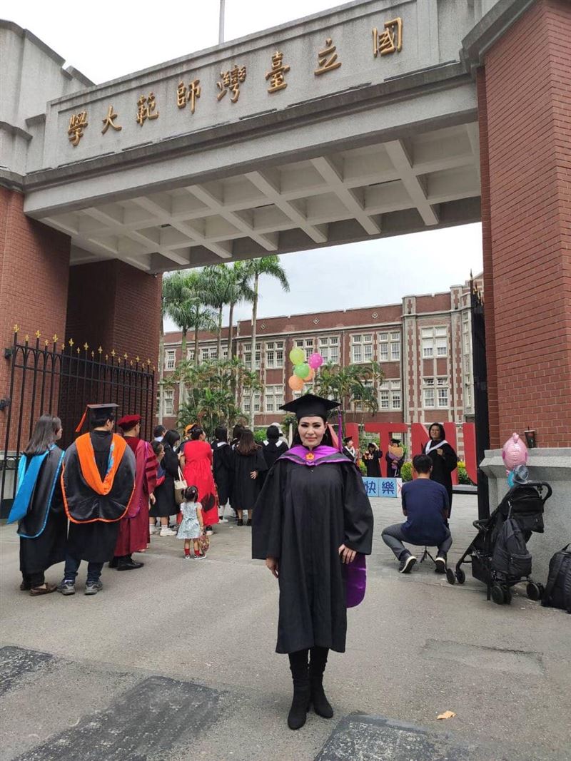 潘越雲先前攻讀台師大流行音樂產學應用碩士在職專班畢業。(圖/翻攝自潘越雲臉書粉絲團)