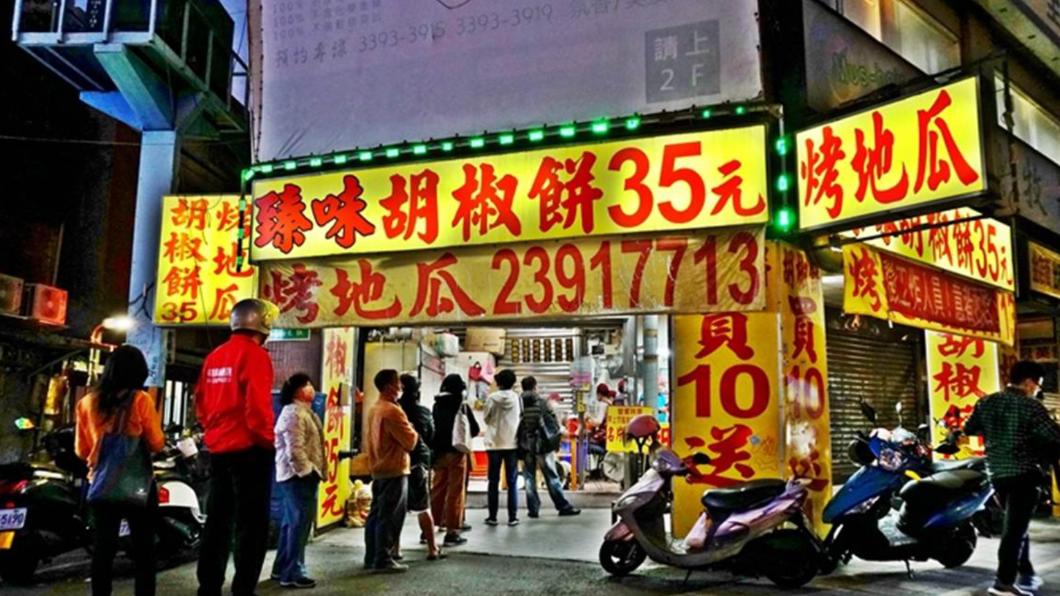 「臻味胡椒餅」是中正紀念堂附近的人氣美食，每次經過總會看見滿滿的排隊人潮。（圖／翻攝自PEKO の Simple Life）  