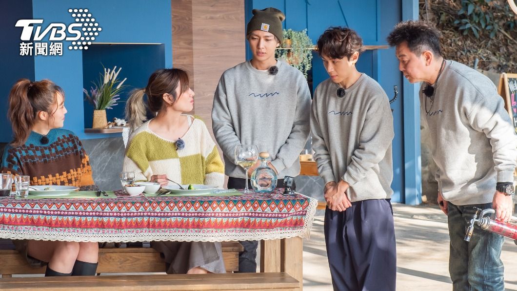顏佑庭(右二)因缺乏餐廳打工經驗,在「老屋」頻頻出包。(圖/TVBS)
