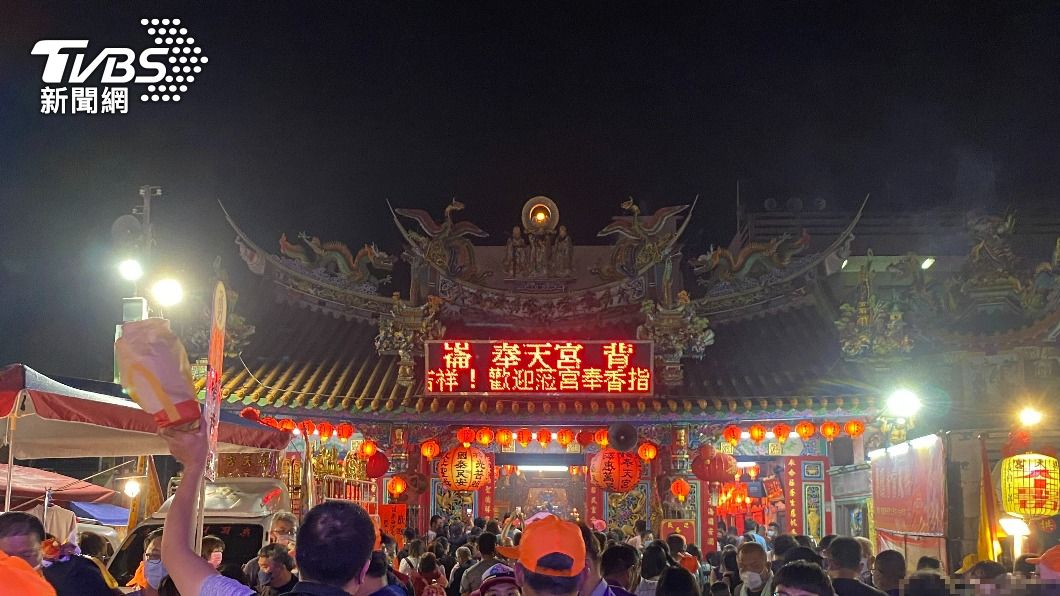 奉天宮外擠滿了人潮。（圖／TVBS）