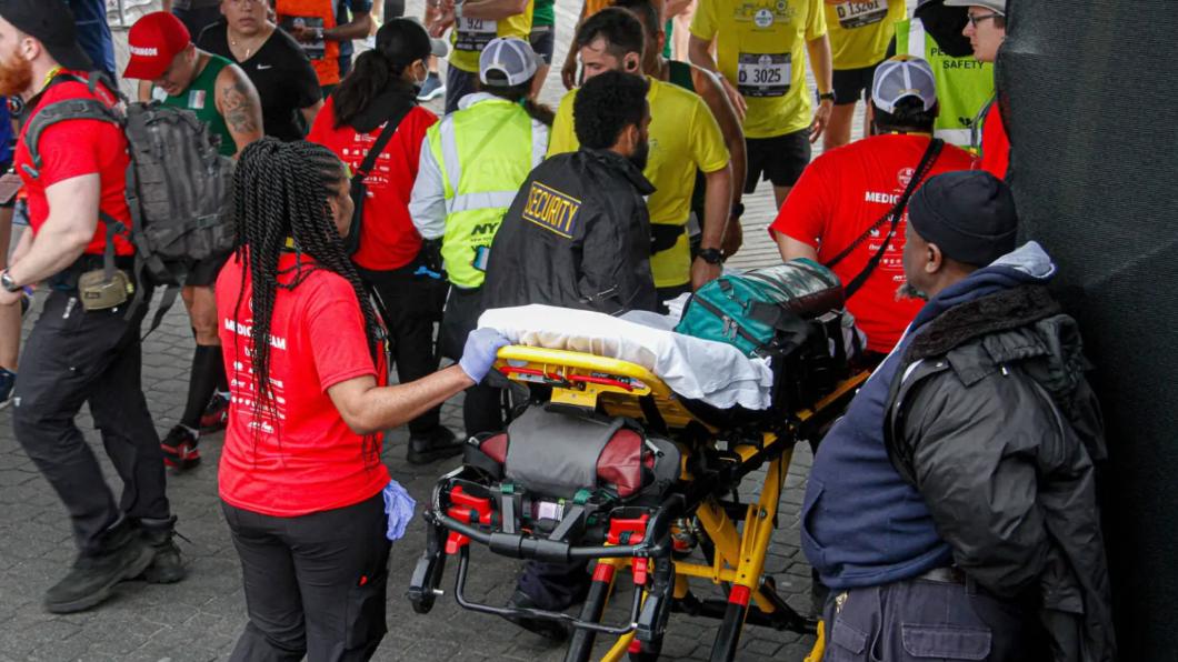 現場不少人跑完後出現身體不適情形,醫護人員推著擔架到處跑。(圖/翻攝自《紐約郵報》)