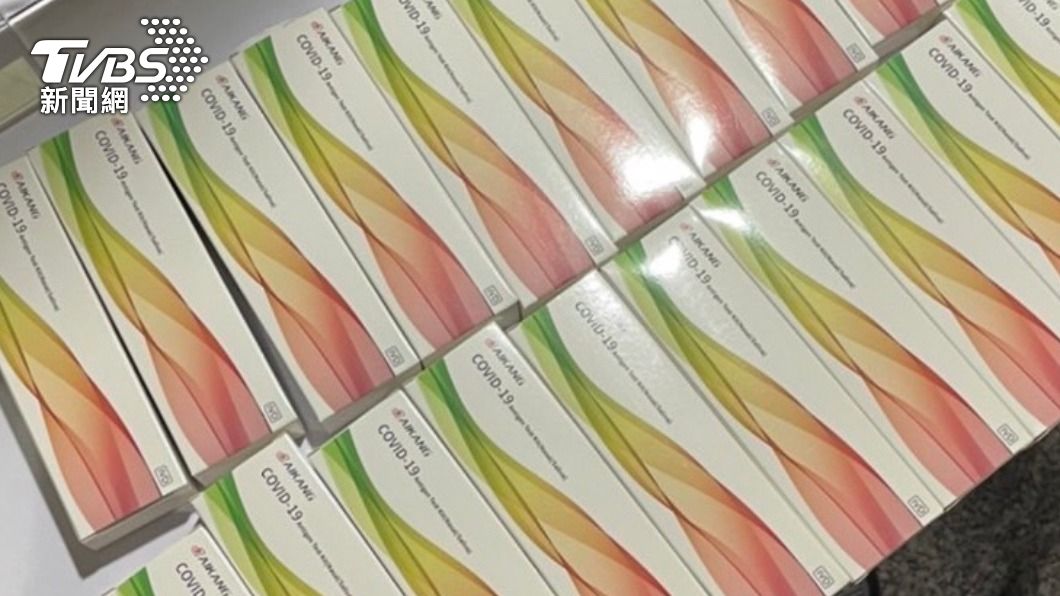臉書販售快篩試劑!一組160約面交 男「滿手快篩」遭警逮