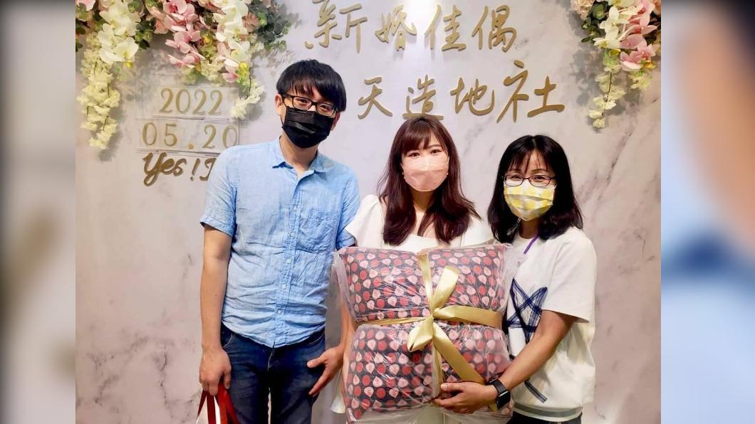 東勢戶所(新社辦事處)旺丁桃喜抱枕,祝福新人早日添丁。 圖/台中市政府