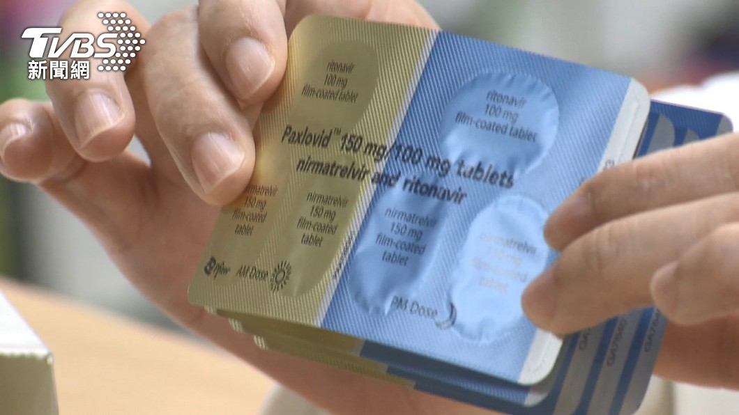 黃軒說明,輝瑞(Paxlovid)每次服用2錠Nirmatrelvir (150 mg錠劑)與1錠Ritonavir (100mg錠劑),每日2次,共服用5天。(圖/TVBS)